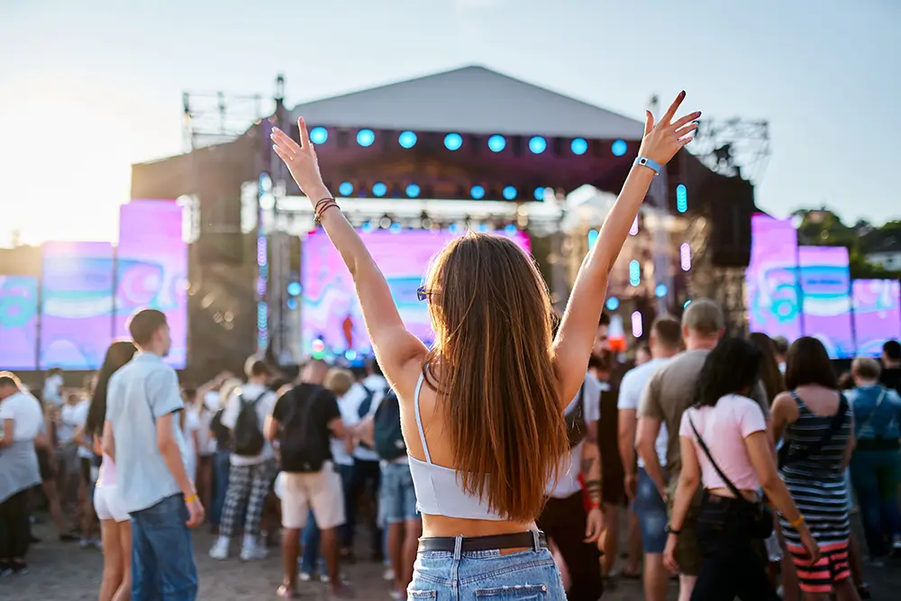 Lvi milují být středem pozornosti a letos jim to vesmír opravdu dopřeje. - SportDeník žena na festivalu