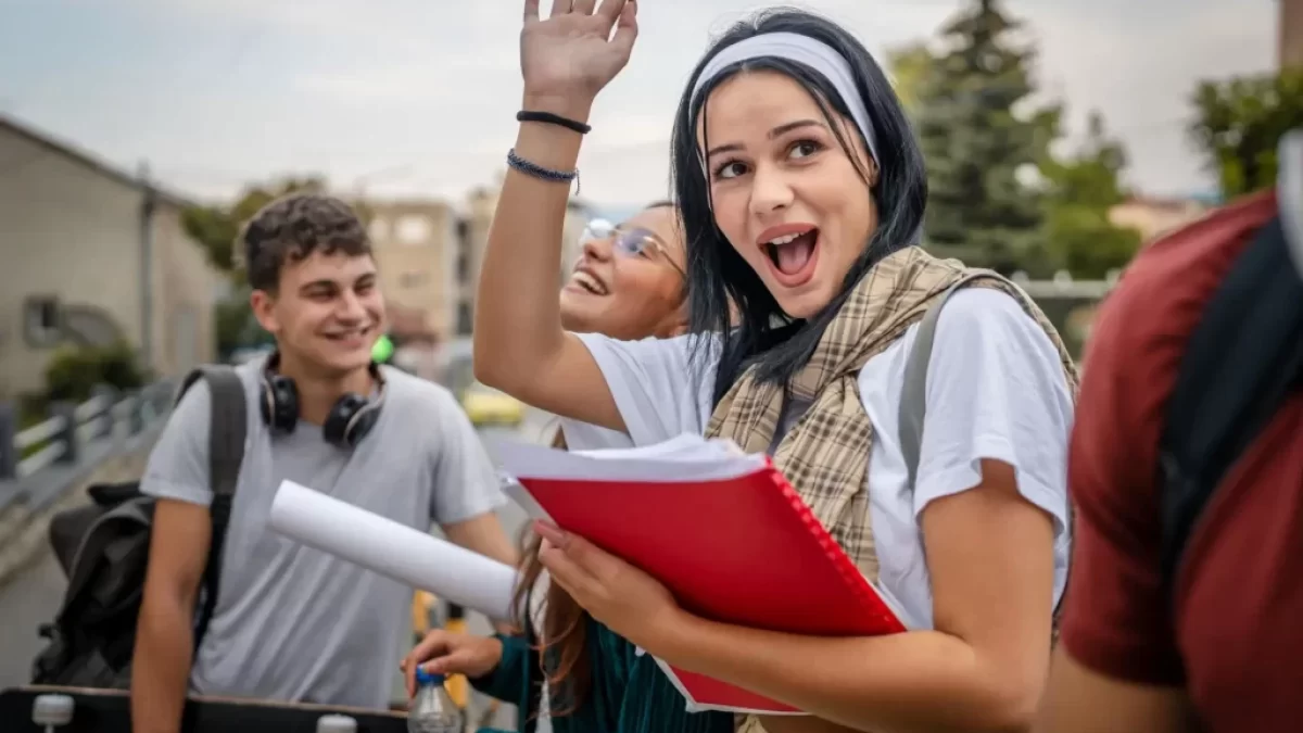 mávající studentka