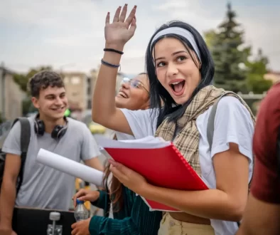 mávající studentka