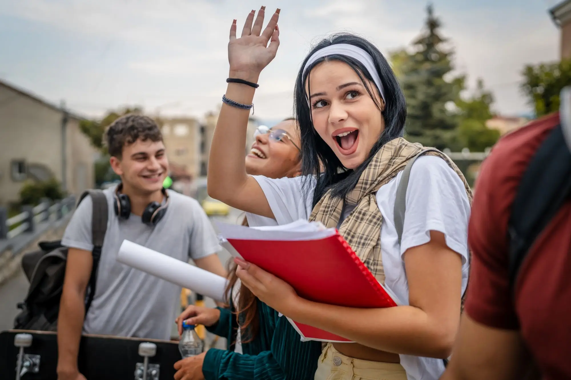 mávající studentka