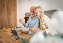 Dva starší lidé jí