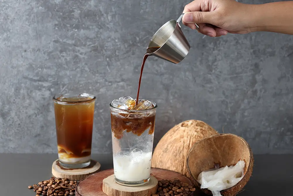 Cloud Coffee kombinuje espresso, kokosovou vodu a mléčnou pěnu. - SportDeník Cloud Coffee