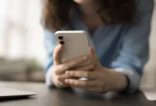 žena drží v ruce telefon