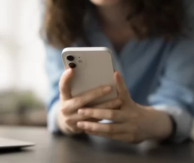 žena drží v ruce telefon