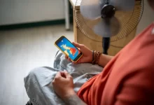 člověk sleduje předpověď počasí na telefonu