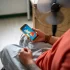 člověk sleduje předpověď počasí na telefonu