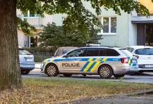Policjní auto před domem