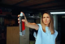 Žena s prostředkem proti hmyzu