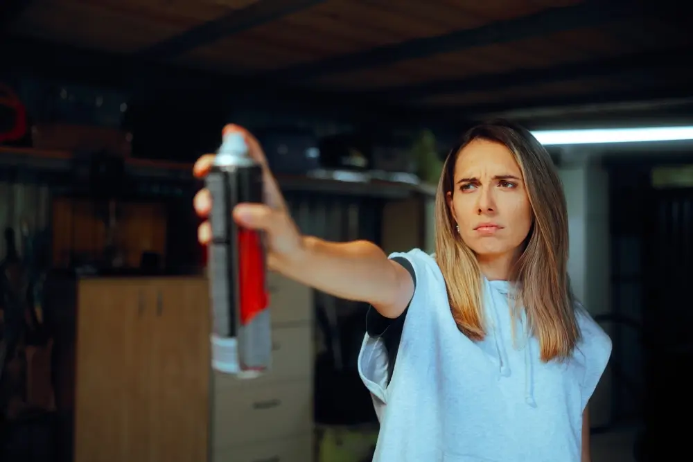 Žena s prostředkem proti hmyzu