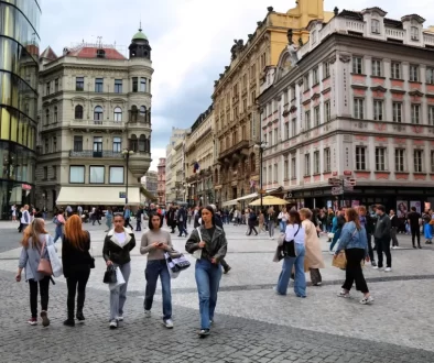 lidé procházející se po ulici