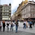 lidé procházející se po ulici