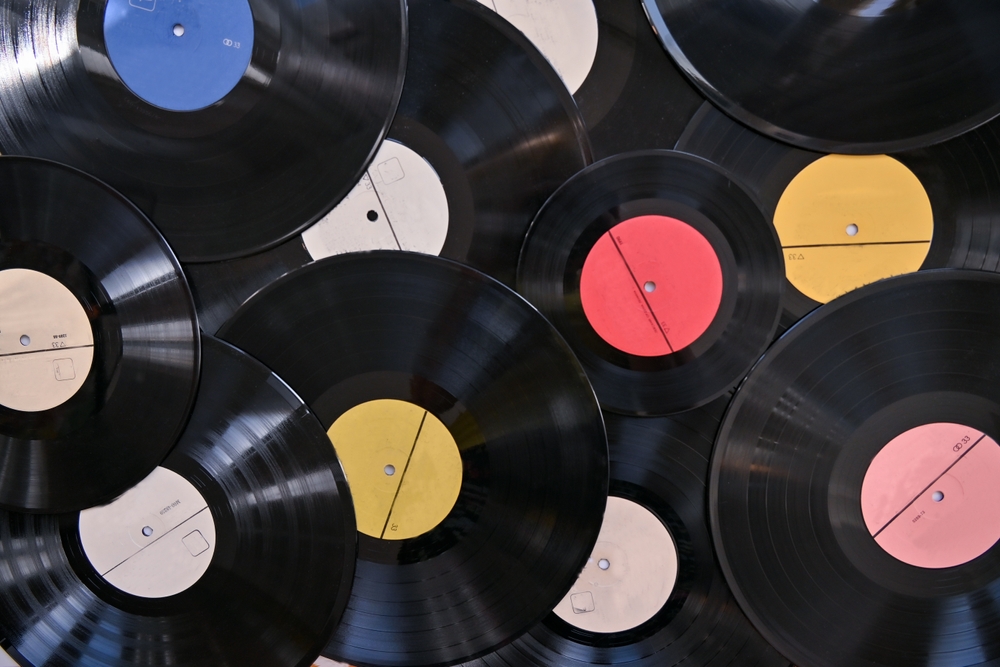 BackgroundOfOldVinylRecordsOfDifferentSizesAndColors - SportDeník Vinylové desky