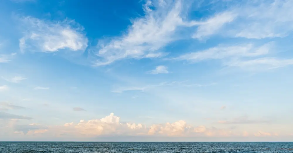 shutterstock_2565482371 - SportDeník Mraky a oceán