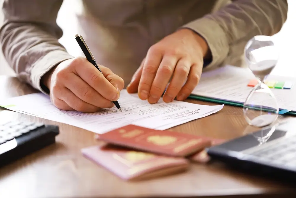 shutterstock_2571092683 - SportDeník Muž podepisuje lejstro