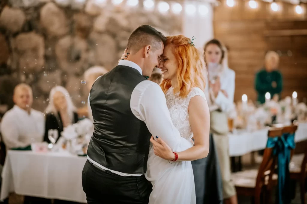 novomanželé na svatbě
