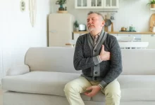 Muž se chytá za srdce