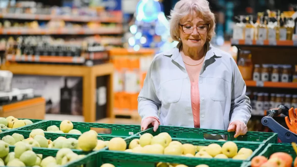 seniorka nakupující ovoce