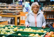 seniorka nakupující ovoce