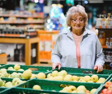 seniorka nakupující ovoce