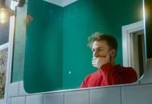 muž sleduje svůj odraz v zrcadle