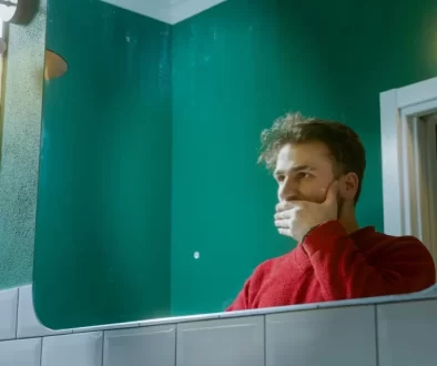 muž sleduje svůj odraz v zrcadle