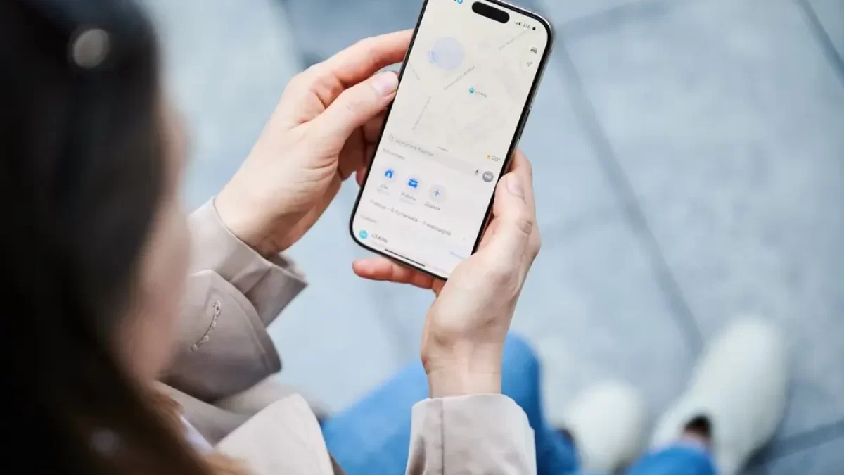 Žena drží iPhone
