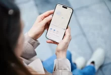 Žena drží iPhone
