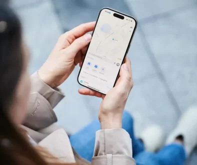 Žena drží iPhone