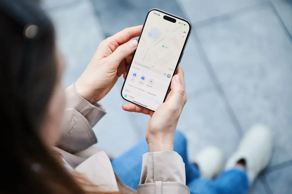 Žena drží iPhone