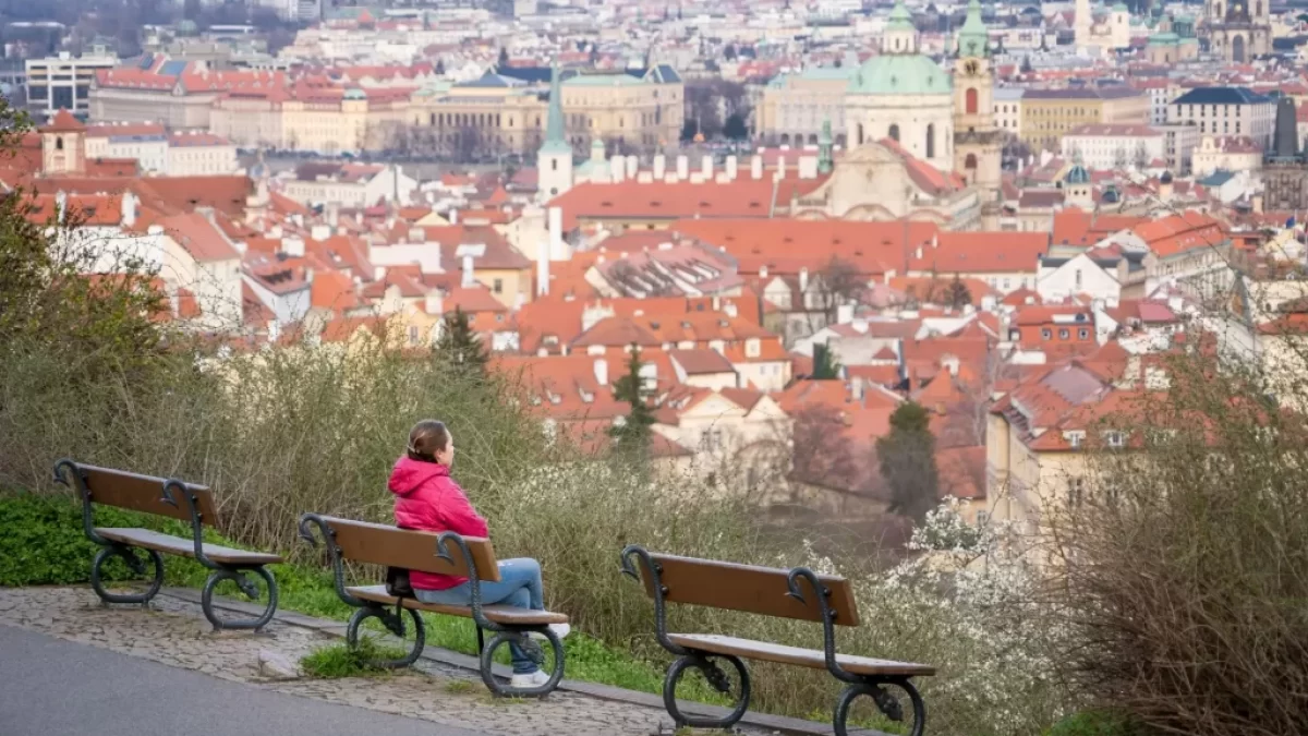 člověk hledící na budovy