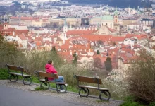 člověk hledící na budovy