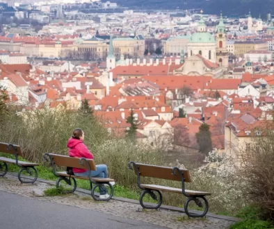 člověk hledící na budovy