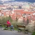 člověk hledící na budovy