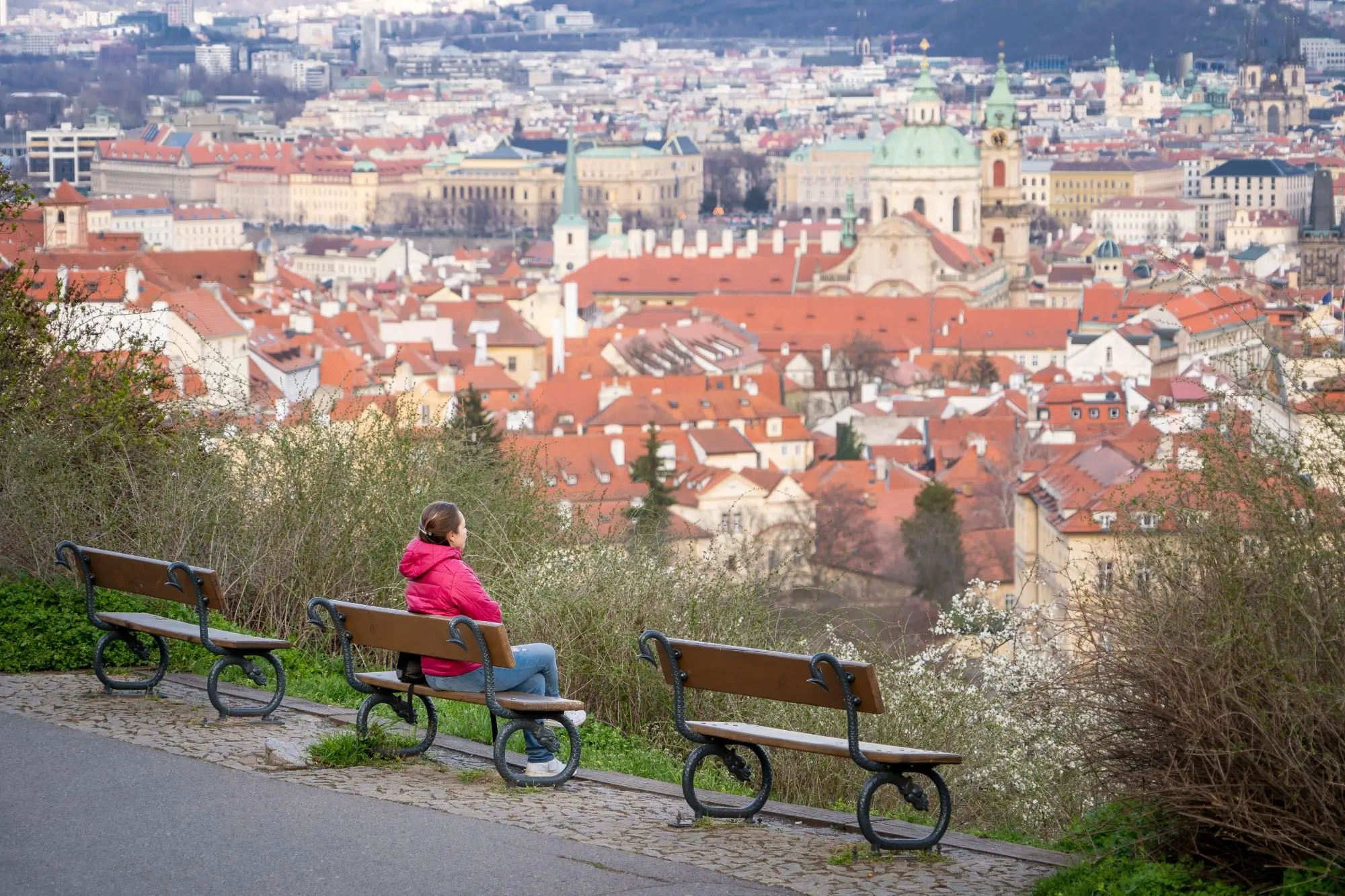člověk hledící na budovy
