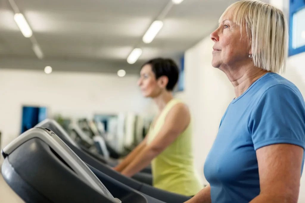 Češi by se měli starat o svoje tělo, aby zvládali pracovat až do odchodu na penzi. - SportDeník seniorka ve fitness centru