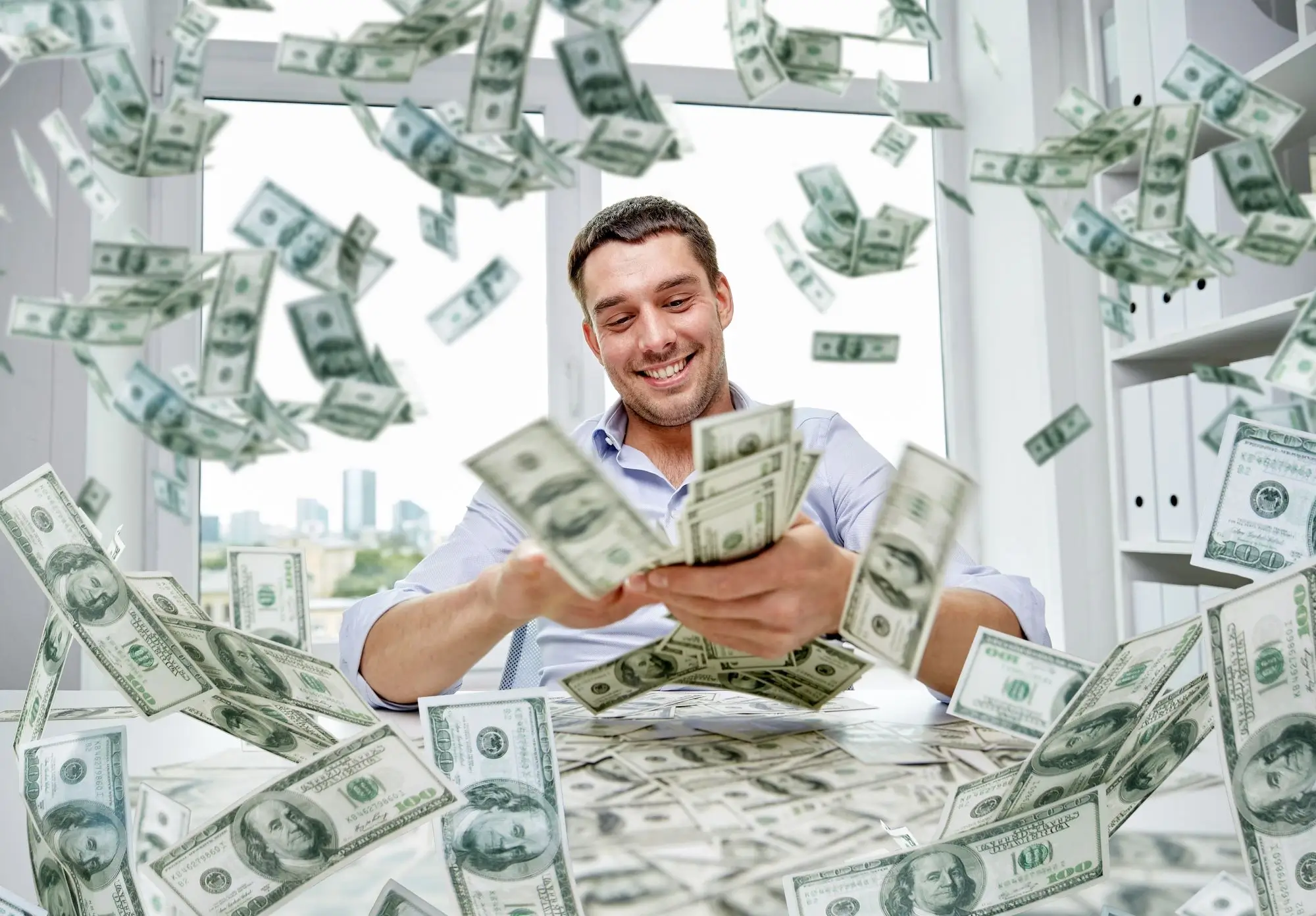 shutterstock_309411233 - SportDeník muž s bankovkami
