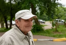 senior na procházce