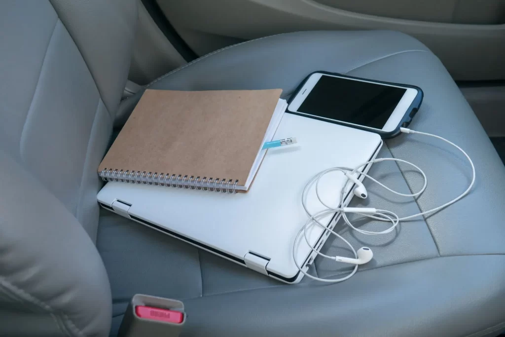 notebook a telefon na sedadle auta