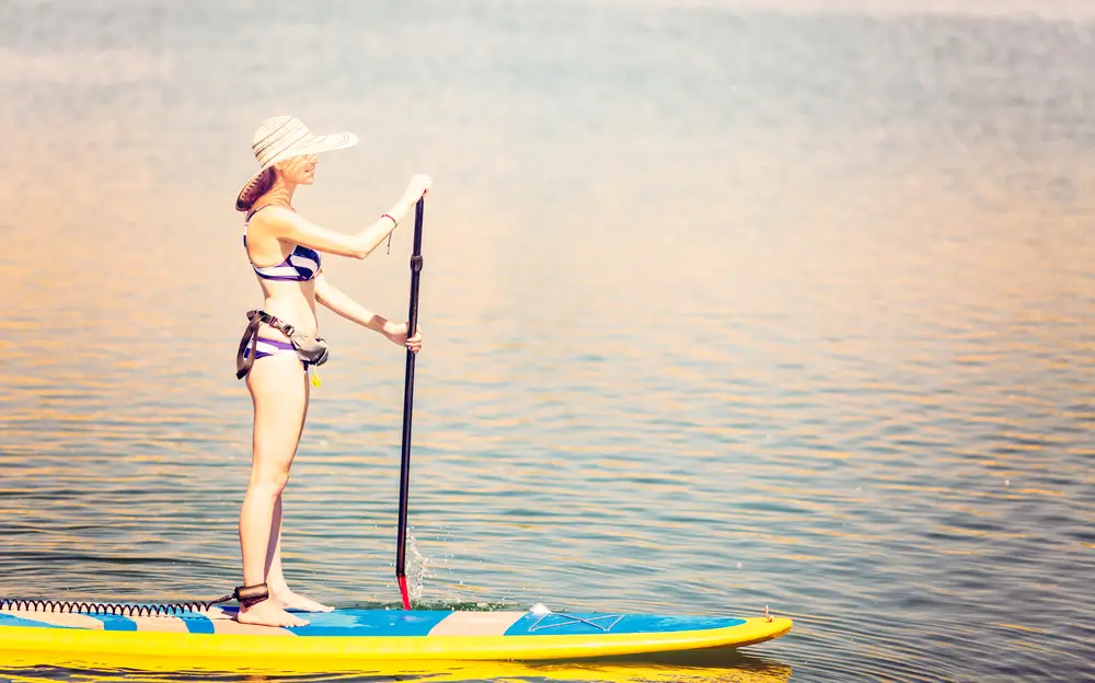 Žena na paddleboardu
