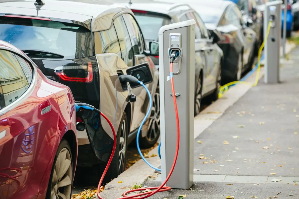 elektromobily stojící u nabíjecích stanic