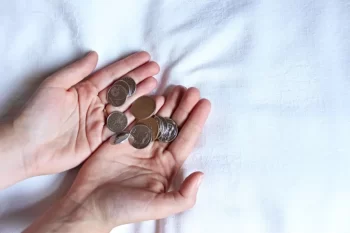 ruce držící drobné mince