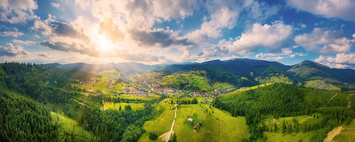 Pohled na krajinu Bílých Karpat u slovenských hranic