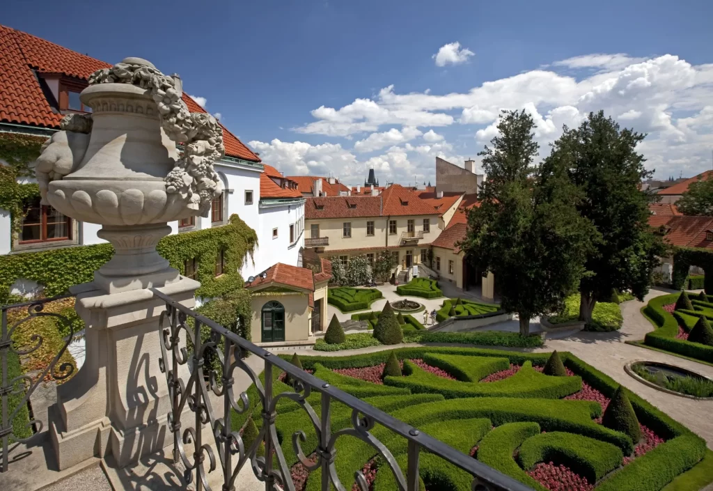 Shutterstock_102837491 - SportDeník Vrtbovská zahrada nabízí místo plné klidu a relaxace.