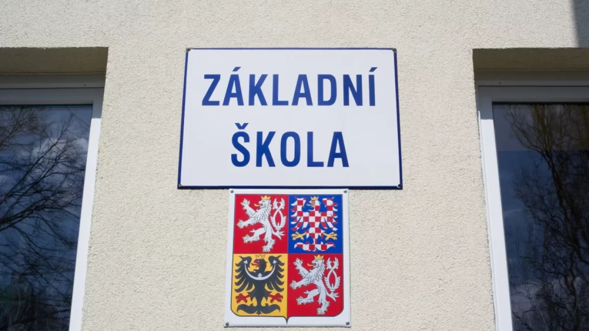 Nápis Základní škola na budově
