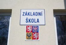 Nápis Základní škola na budově