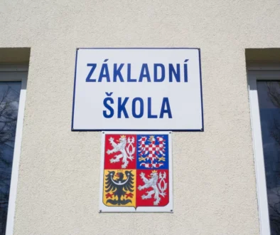 Nápis Základní škola na budově