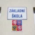 Nápis Základní škola na budově