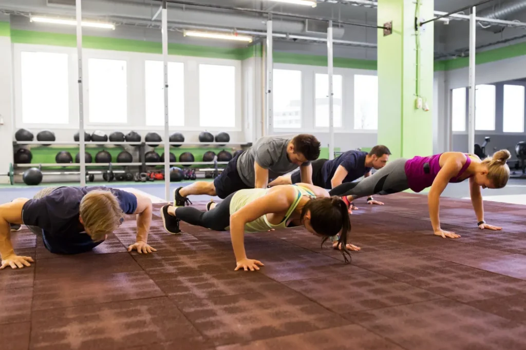 Shutterstock_1167235345 - SportDeník skupina lidí cvičí burpees