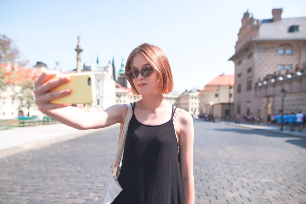 Konečně přijdou třicítky - SportDeník žena si dělá selfie
