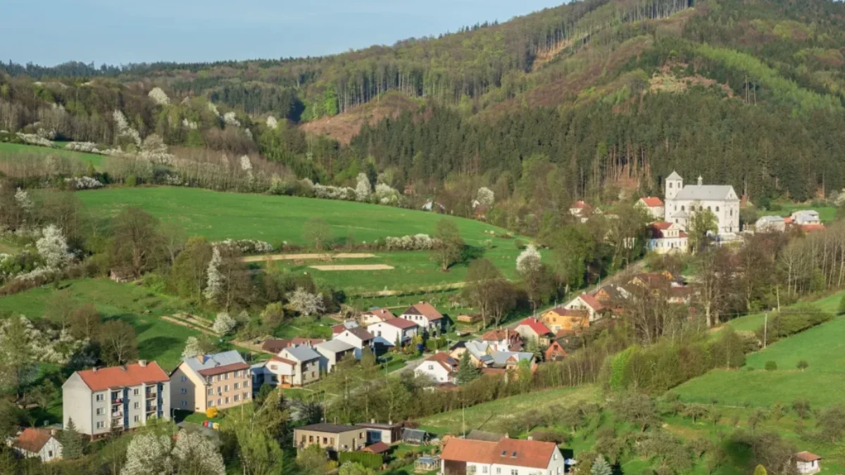 Výhled na krajinu a v dálce hostýnské vrchy